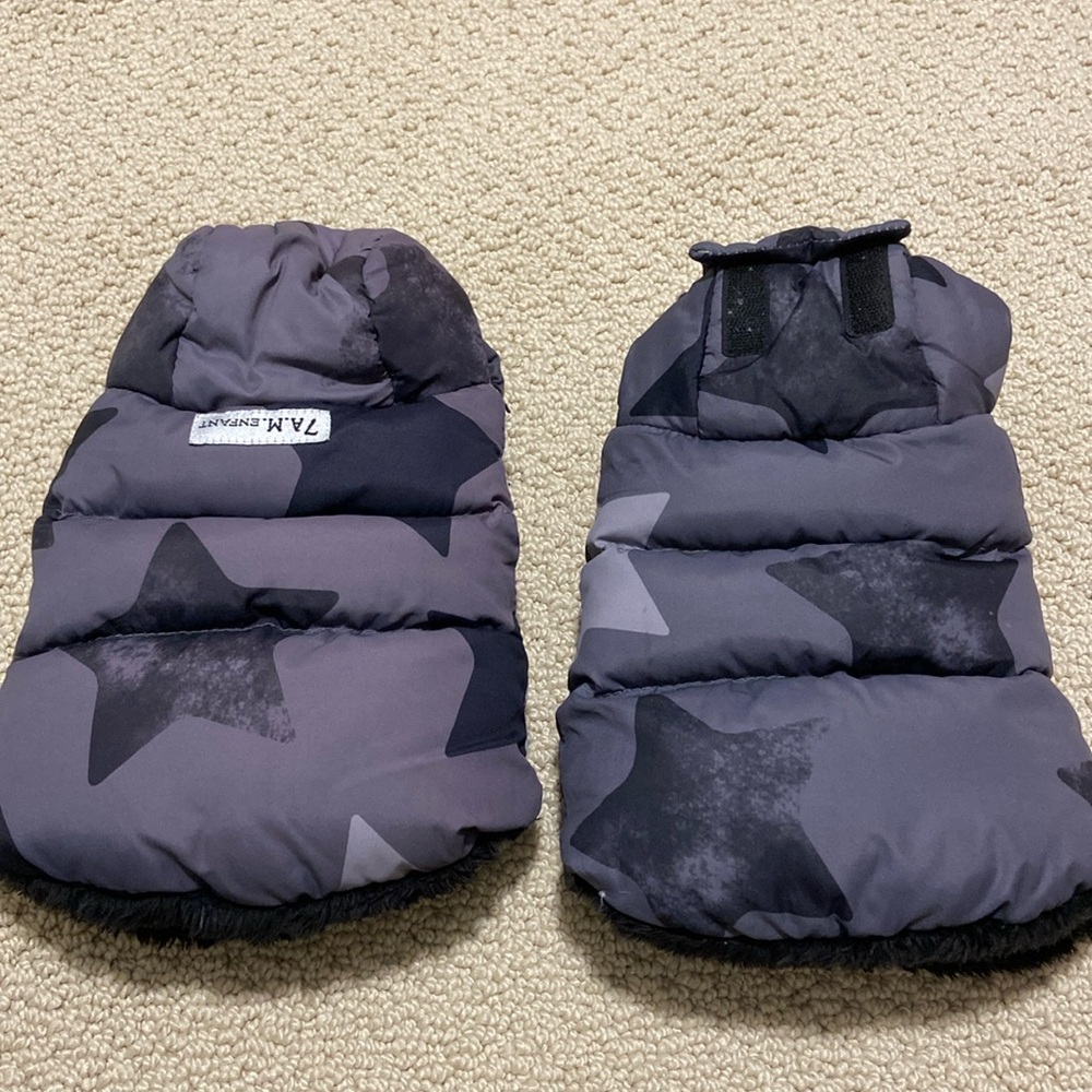7AM enfant stroller gloves in gray stars pattern. Used good condition.